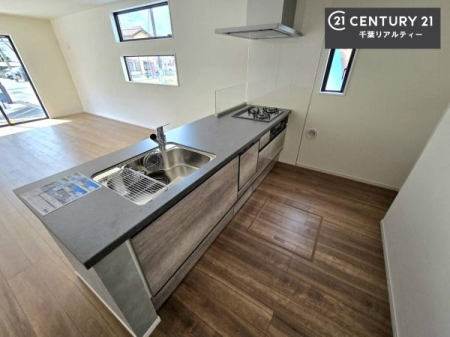 �L�b�`�� ��l�C�̑Ζʎ��V�X�e���L�b�`�����̗p���Ă��܂��I���Ƒ��̃R�~���j�P�[�V���������R�Ƒ�����݌v�ł��B
���q�l�ɂ��ڂ��͂��̂Ŋ������ł��ˁB���[�͂�����܂��I