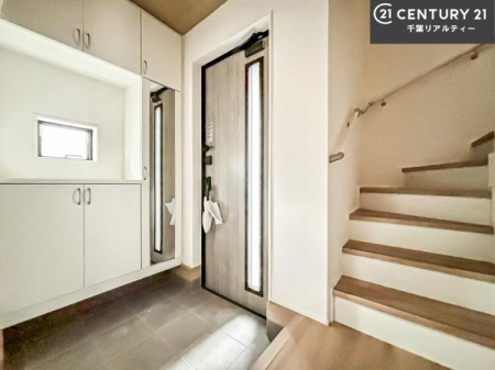 ���� �V���[�Y�{�b�N�X�t���Ȃ̂ŁA���ւ��Еt�����|�������₷���ł��I
�X�b�L���������ւŌ˂��J�����u�ԁA�������̂���S�n������Ԃ��o�}���Ă���܂��B