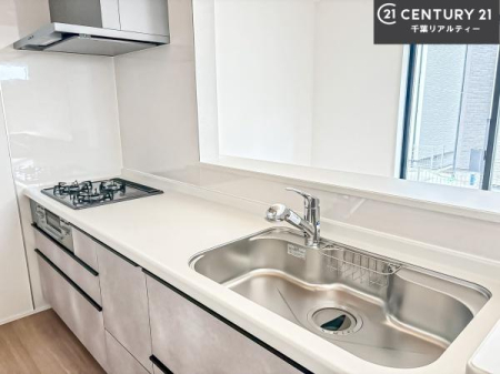 �L�b�`�� ��l�C�̑Ζʎ��V�X�e���L�b�`�����̗p���Ă��܂��I���Ƒ��̃R�~���j�P�[�V���������R�Ƒ�����݌v�ł��B
���q�l�ɂ��ڂ��͂��̂Ŋ������ł��ˁB�L�X�g���ĉ��K�ɍ�Ƃ��i�݂܂��B