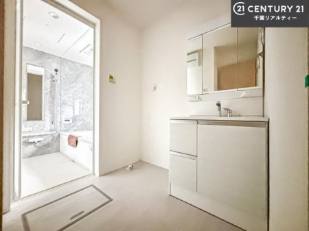 ���ʑ�E���ʏ� �O�ʋ��d�l�̐��ʏ��́A�g�����Ȃ݂����₷������I���͎��[�ɂȂ��Ă��܂��B�h���C���[�₨���ϓ����Еt������̂Ő��ʑ������X�b�L���ƌ����邱�Ƃ��o���܂��I