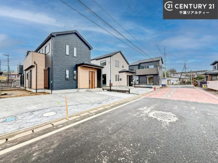 �O�ʓ��H�܂ތ��n�ʐ^ �O�ʓ��H�͍L�X�Ƃ��Ă���A�Ԃ̏o����������N���N�B�J�������ӂ�闧�n�ŁA���S���ĕ�点��Z�܂��ł��B