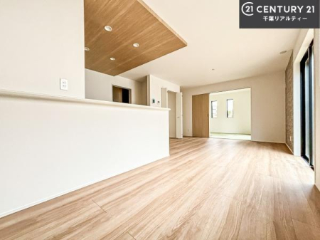 ���r���O �傫�ȑ����炽���Ղ�̗z���������閾�邢���r���O�B�J�����̂��郊�r���O�ŉƑ��c���̂��났�̎��Ԃ��߂����܂��B