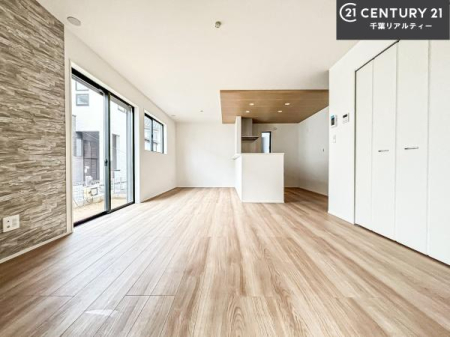 ���r���O �傫�ȑ����炽���Ղ�̗z���������閾�邢���r���O�B�J�����̂��郊�r���O�ŉƑ��c���̂��났�̎��Ԃ��߂����܂��B