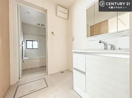 ���ʑ�E���ʏ� �O�ʋ��d�l�̐��ʏ��́A�g�����Ȃ݂����₷������I���͎��[�ɂȂ��Ă��܂��B�h���C���[�₨���ϓ����Еt������̂Ő��ʑ������X�b�L���ƌ����邱�Ƃ��o���܂��I