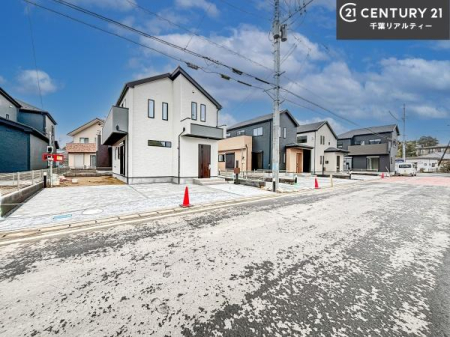 �O�ʓ��H�܂ތ��n�ʐ^ �O�ʓ��H�͍L�X�Ƃ��Ă���A�Ԃ̏o����������N���N�B�J�������ӂ�闧�n�ŁA���S���ĕ�点��Z�܂��ł��B