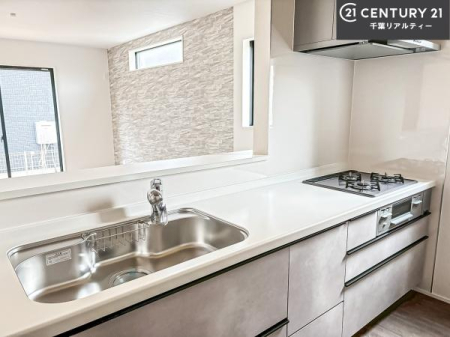 �L�b�`�� ��l�C�̑Ζʎ��V�X�e���L�b�`�����̗p���Ă��܂��I���Ƒ��̃R�~���j�P�[�V���������R�Ƒ�����݌v�ł��B
���q�l�ɂ��ڂ��͂��̂Ŋ������ł��ˁB�L�X�g���ĉ��K�ɍ�Ƃ��i�݂܂��B