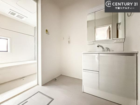 ���ʑ�E���ʏ� �O�ʋ��d�l�̐��ʏ��́A�g�����Ȃ݂����₷������I���͎��[�ɂȂ��Ă��܂��B�h���C���[�₨���ϓ����Еt������̂Ő��ʑ������X�b�L���ƌ����邱�Ƃ��o���܂��I