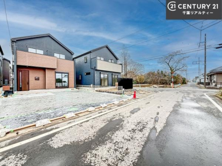 �O�ʓ��H�܂ތ��n�ʐ^ �O�ʓ��H�͍L�X�Ƃ��Ă���A�Ԃ̏o����������N���N�B�J�������ӂ�闧�n�ŁA���S���ĕ�点��Z�܂��ł��B