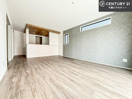 ���r���O �傫�ȑ����炽���Ղ�̗z���������閾�邢���r���O�B�J�����̂��郊�r���O�ŉƑ��c���̂��났�̎��Ԃ��߂����܂��B