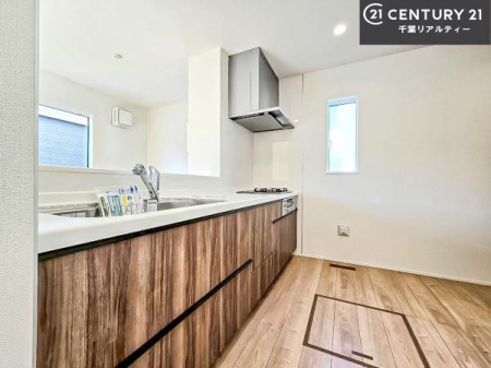 �L�b�`�� ��l�C�̑Ζʎ��V�X�e���L�b�`�����̗p���Ă��܂��I���Ƒ��̃R�~���j�P�[�V���������R�Ƒ�����݌v�ł��B
���q�l�ɂ��ڂ��͂��̂Ŋ������ł��ˁB�L�X�g���ĉ��K�ɍ�Ƃ��i�݂܂��B