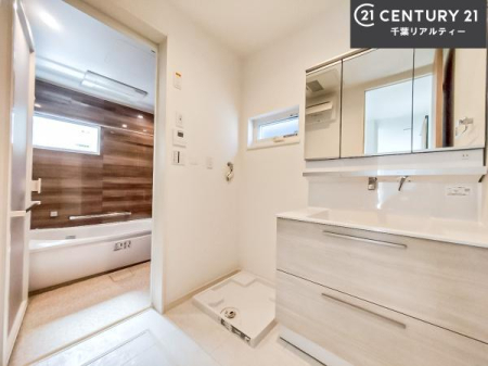 ���ʑ�E���ʏ� �O�ʋ��d�l�̐��ʏ��́A�g�����Ȃ݂����₷������I���͎��[�ɂȂ��Ă��܂��B�h���C���[�₨���ϓ����Еt������̂Ő��ʑ������X�b�L���ƌ����邱�Ƃ��o���܂��I