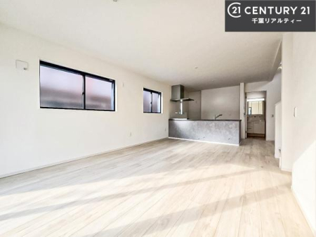 ���r���O �傫�ȑ����炽���Ղ�̗z���������閾�邢���r���O�B�J�����̂��郊�r���O�ŉƑ��c���̂��났�̎��Ԃ��߂����܂��B