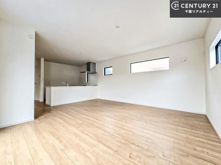 ���r���O �傫�ȑ����炽���Ղ�̗z���������閾�邢���r���O�B�J�����̂��郊�r���O�ŉƑ��c���̂��났�̎��Ԃ��߂����܂��B