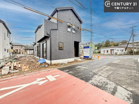 �O�ʓ��H�܂ތ��n�ʐ^ �O�ʓ��H�͍L�X�Ƃ��Ă���A�Ԃ̏o����������N���N�B�J�������ӂ�闧�n�ŁA���S���ĕ�点��Z�܂��ł��B