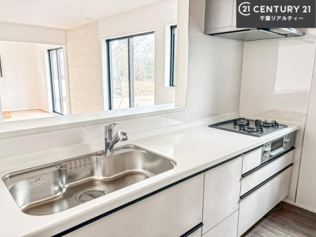 �L�b�`�� ��Ƃ肠�钲���X�y�[�X�ō�Ƃ����₷�����K�ȃL�b�`���ł��I
���q�l�ƈꏏ�ɂ��َq������y���߂�L�X�X�y�[�X�ł��B�y�����������ԂɂȂ肻���ł��ˁI