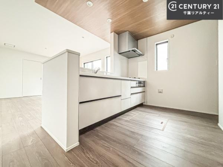 �L�b�`�� ��l�C�̑Ζʎ��V�X�e���L�b�`�����̗p���Ă��܂��I���Ƒ��̃R�~���j�P�[�V���������R�Ƒ�����݌v�ł��B
���q�l�ɂ��ڂ��͂��̂Ŋ������ł��ˁB�L�X�g���ĉ��K�ɍ�Ƃ��i�݂܂��B