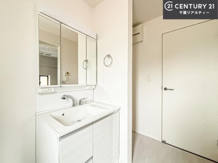 ���ʑ�E���ʏ� �O�ʋ��d�l�̐��ʏ��́A�g�����Ȃ݂����₷������I���͎��[�ɂȂ��Ă��܂��B�h���C���[�₨���ϓ����Еt������̂Ő��ʑ������X�b�L���ƌ����邱�Ƃ��o���܂��I