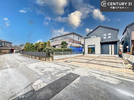 �O�ʓ��H�܂ތ��n�ʐ^ �O�ʓ��H�͍L�X�Ƃ��Ă���A�Ԃ̏o����������N���N�B�J�������ӂ�闧�n�ŁA���S���ĕ�点��Z�܂��ł��B