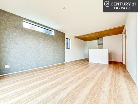 ���r���O �傫�ȑ����炽���Ղ�̗z���������閾�邢���r���O�B�J�����̂��郊�r���O�ŉƑ��c���̂��났�̎��Ԃ��߂����܂��B