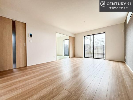 ���r���O �傫�ȑ����炽���Ղ�̗z���������閾�邢���r���O�B�J�����̂��郊�r���O�ŉƑ��c���̂��났�̎��Ԃ��߂����܂��B