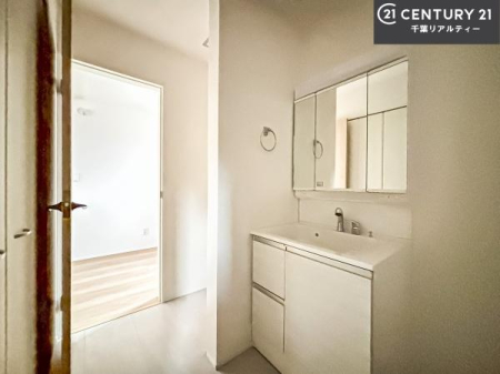 ���ʑ�E���ʏ� �O�ʋ��d�l�̐��ʏ��́A�g�����Ȃ݂����₷������I���͎��[�ɂȂ��Ă��܂��B�h���C���[�₨���ϓ����Еt������̂Ő��ʑ������X�b�L���ƌ����邱�Ƃ��o���܂��I