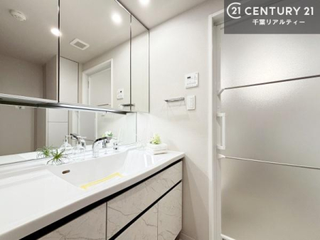 ���ʑ�E���ʏ� �O�ʋ��d�l�̐��ʏ��́A�g�����Ȃ݂����₷������I���͎��[�ɂȂ��Ă��܂��B�h���C���[�₨���ϓ����Еt������̂Ő��ʑ������X�b�L���ƌ����邱�Ƃ��o���܂��I