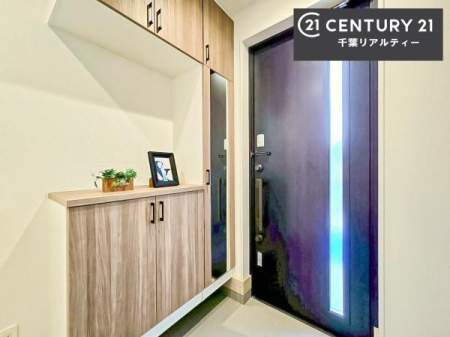 ���� �V���[�Y�{�b�N�X�t���Ȃ̂ŁA���ւ��Еt�����|�������₷���ł��I
�X�b�L���������ւŌ˂��J�����u�ԁA�������̂���S�n������Ԃ��o�}���Ă���܂��B
