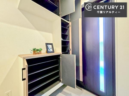 ���� �V���[�Y�{�b�N�X�t���Ȃ̂ŁA���ւ��Еt�����|�������₷���ł��I
�X�b�L���������ւŌ˂��J�����u�ԁA�������̂���S�n������Ԃ��o�}���Ă���܂��B
