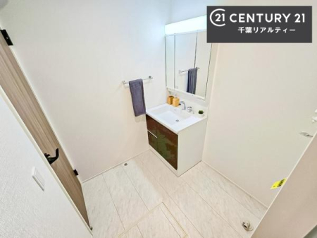 ���ʑ�E���ʏ� �O�ʋ��d�l�̐��ʏ��́A�g�����Ȃ݂����₷������I���͎��[�ɂȂ��Ă��܂��B�h���C���[�₨���ϓ����Еt������̂Ő��ʑ������X�b�L���ƌ����邱�Ƃ��o���܂��I