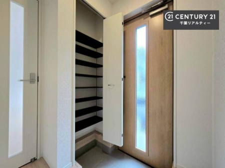 ���� �V���[�Y�{�b�N�X�t���Ȃ̂ŁA���ւ��Еt�����|�������₷���ł��I
�X�b�L���������ւŌ˂��J�����u�ԁA�������̂���S�n������Ԃ��o�}���Ă���܂��B
