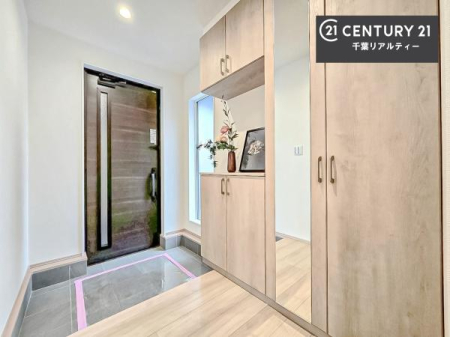 ���� �V���[�Y�{�b�N�X�t���Ȃ̂ŁA���ւ��Еt�����|�������₷���ł��I
�X�b�L���������ւŌ˂��J�����u�ԁA�������̂���S�n������Ԃ��o�}���Ă���܂��B