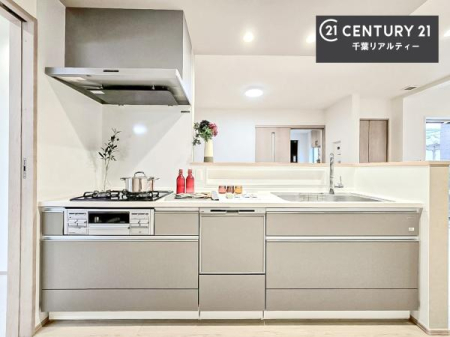 �L�b�`�� ��l�C�̑Ζʎ��V�X�e���L�b�`�����̗p���Ă��܂��I���Ƒ��̃R�~���j�P�[�V���������R�Ƒ�����݌v�ł��B
���q�l�ɂ��ڂ��͂��̂Ŋ������ł��ˁB�L�X�g���ĉ��K�ɍ�Ƃ��i�݂܂��B