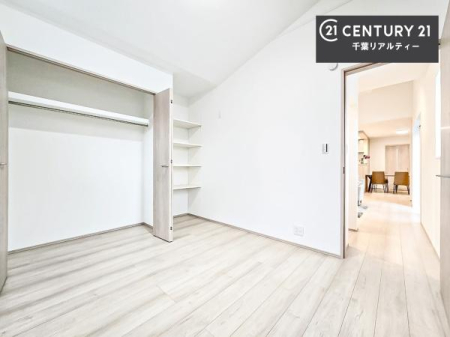 �q������ ���[�X�y�[�X���������Ă���A�ߗނ₨������A�w�p�i�Ȃǂ��������萮���ł��܂��B���������L���g���邽�߁A���K�Ő������Z��Ԃ��������܂��B