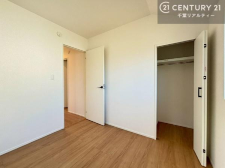 �q������ ���[�X�y�[�X���������Ă���A�ߗނ₨������A�w�p�i�Ȃǂ��������萮���ł��܂��B���������L���g���邽�߁A���K�Ő������Z��Ԃ��������܂��B