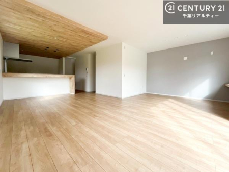 ���r���O �J�����̂���L�XLDK�I�\�t�@�[��_�C�j���O�e�[�u����u���Ă������ɂȂ�Ȃ��̂ŉ��K�ɉ߂����܂��I�R�~���j�P�[�V���������₷�����r���O�ł��I�i�{�H��j