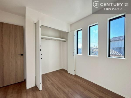 �q������ ���[�X�y�[�X���������Ă���A�ߗނ₨������A�w�p�i�Ȃǂ��������萮���ł��܂��B���������L���g���邽�߁A���K�Ő������Z��Ԃ��������܂��B