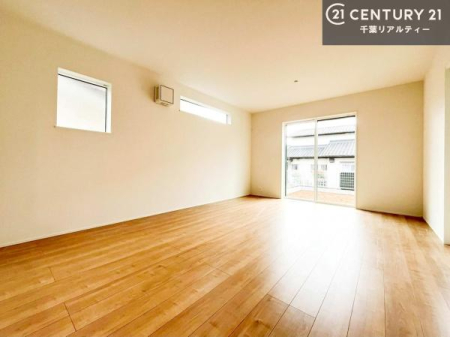 ���r���O �傫�ȑ����炽���Ղ�̗z���������閾�邢���r���O�B�J�����̂��郊�r���O�ŉƑ��c���̂��났�̎��Ԃ��߂����܂��B