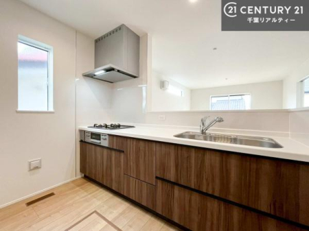 �L�b�`�� ��l�C�̑Ζʎ��V�X�e���L�b�`�����̗p���Ă��܂��I���Ƒ��̃R�~���j�P�[�V���������R�Ƒ�����݌v�ł��B
���q�l�ɂ��ڂ��͂��̂Ŋ������ł��ˁB�L�X�g���ĉ��K�ɍ�Ƃ��i�݂܂��B