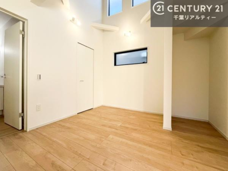 ���r���O �㕔�������ŊJ���������Ղ�I��؂ȉƑ����W�܂邩�炱��LDK�ɂ͂�����肽���B
�q�����������C�ɏ΂��Ȃ��瑖�����Ă���p�����������u�L���Ƃɂ��ėǂ������v�Ǝv���u�Ԃł��B