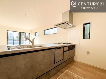 �L�b�`�� ��l�C�̑Ζʎ��V�X�e���L�b�`�����̗p���Ă��܂��I���Ƒ��̃R�~���j�P�[�V���������R�Ƒ�����݌v�ł��B
���q�l�ɂ��ڂ��͂��̂Ŋ������ł��ˁB���[�͂�����܂��I