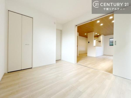 �m�� ���r���O�ɗאڂ����m���͉Ƒ��̃��C�t�X�^�C���ɍ��킹�ď_��Ɏg����֗��ȋ�ԁB�����J����΃��r���O�ƈ�̊��̂���L�X�Ƃ�����ԂɁA�߂�Η��q�p�̌��⃏�[�N�X�y�[�X�A�L�b�Y���[���Ƃ��Ă����􂵂܂��B