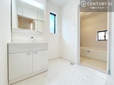 ���ʑ�E���ʏ� �O�ʋ��d�l�̐��ʏ��́A�g�����Ȃ݂����₷������I���͎��[�ɂȂ��Ă��܂��B�h���C���[�₨���ϓ����Еt������̂Ő��ʑ������X�b�L���ƌ����邱�Ƃ��o���܂��I