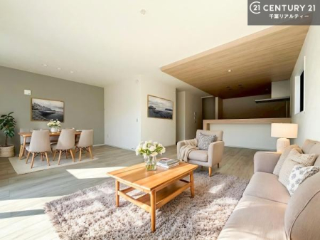 ���r���O �Ƌ��CG�p�[�X�ł��B�J�����̂���L�XLDK�I�\�t�@�[��_�C�j���O�e�[�u����u���Ă������ɂȂ�Ȃ��̂ŉ��K�ɉ߂����܂��I
�R�~���j�P�[�V���������₷�����r���O�ł��I
