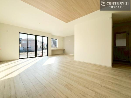 ���r���O �傫�ȑ����炽���Ղ�̗z���������閾�邢���r���O�B�J�����̂��郊�r���O�ŉƑ��c���̂��났�̎��Ԃ��߂����܂��B