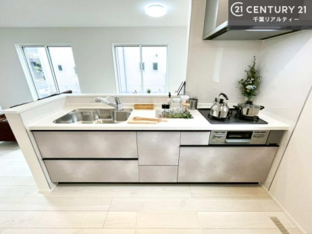 �L�b�`�� ��Ƃ肠�钲���X�y�[�X�ō�Ƃ����₷�����K�ȃL�b�`���ł��I
���q�l�ƈꏏ�ɂ��َq������y���߂�L�X�X�y�[�X�ł��B�y�����������ԂɂȂ肻���ł��ˁI