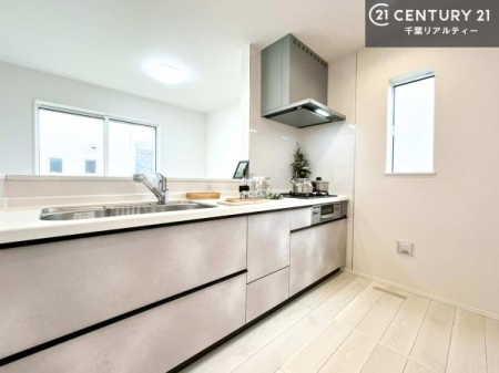 �L�b�`�� ��l�C�̑Ζʎ��V�X�e���L�b�`�����̗p���Ă��܂��I���Ƒ��̃R�~���j�P�[�V���������R�Ƒ�����݌v�ł��B
���q�l�ɂ��ڂ��͂��̂Ŋ������ł��ˁB���[�͂�����܂��I