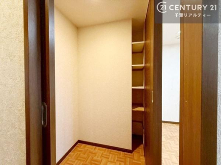 ���[ �L�b�`�����E�L������2��������o����\�ȃp���g���[��ݒu�B�������̓����͂������A�X�g�b�N�i�̏o����������₷���A�Ǝ����������܂�g������̗ǂ����[��Ԃł��B