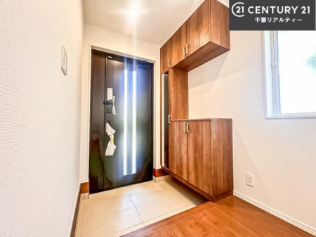 ���� �V���[�Y�{�b�N�X�t���Ȃ̂ŁA���ւ��Еt�����|�������₷���ł��I
�X�b�L���������ւŌ˂��J�����u�ԁA�������̂���S�n������Ԃ��o�}���Ă���܂��B

