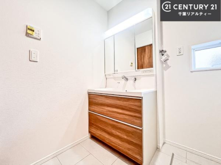 ���ʑ�E���ʏ� �O�ʋ��d�l�̐��ʏ��́A�g�����Ȃ݂����₷������I���͎��[�ɂȂ��Ă��܂��B�h���C���[�₨���ϓ����Еt������̂Ő��ʑ������X�b�L���ƌ����邱�Ƃ��o���܂��I