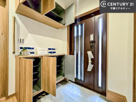 ���� �V���[�Y�{�b�N�X�t���Ȃ̂ŁA���ւ��Еt�����|�������₷���ł��I
�X�b�L���������ւŌ˂��J�����u�ԁA�������̂���S�n������Ԃ��o�}���Ă���܂��B